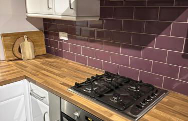 Cozy Four-Bedroom Home with Hot Tub, Garden, CONTRACTORS WELCOME - Close to Shops, Restaurants, Hospital and Park - Photo 19