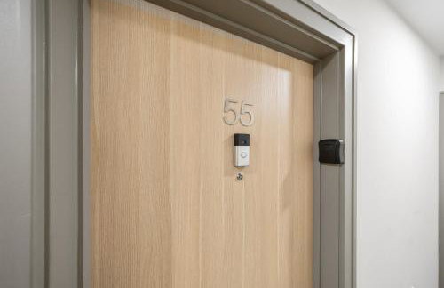 Modern & Cozy 2-Bedroom Apartment plus Parking, Gym, Cinema, Games Room, Workspace - Photo 7