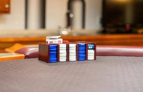 White Mountain Retreat with Theater, Fire Pit, Game Room and River Access - Foto 19