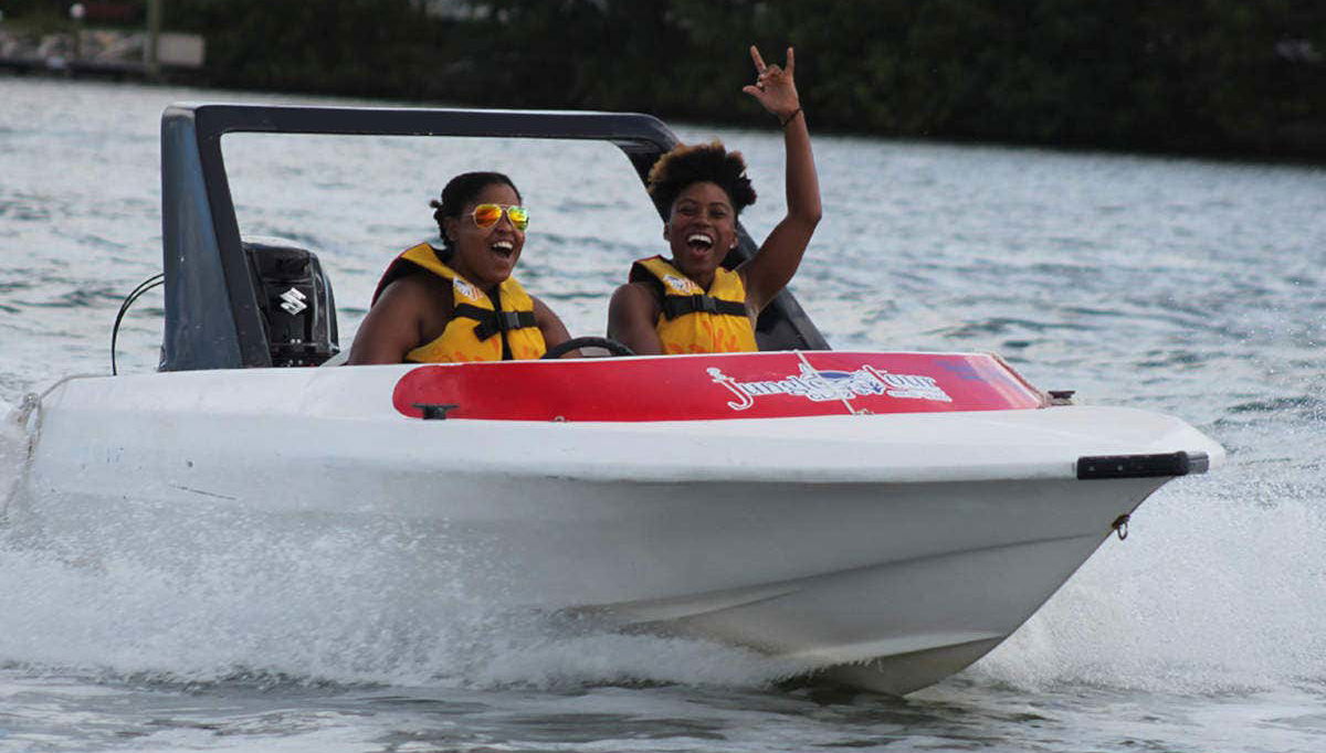 Lancha pela lagoa Nichupté