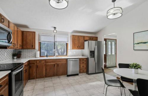 Central Location - 2 living spaces & covered patio! - Foto 3