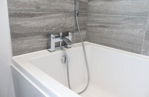 Spacious 2 Bedroom Home Next To Queen Victoria Hospital - Photo 9