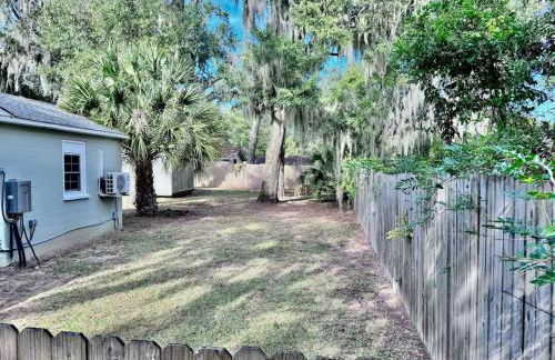 3 Min Walk to Starbucks. Pet Yes - Photo 12