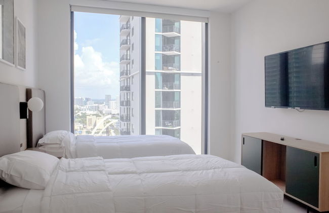 Luxurious Downtown Escape - Photo 16