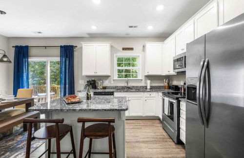 Charming 5bd - BBQ - Deck- 4mins Duke University - Photo 12