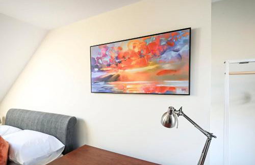 Modern 2BR Apartment for Contractors, Balcony & Fast Wi-Fi, W6 - Foto 29