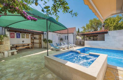 Holiday home krika -Three Bedroom Home with heated Pool and Jacuzzi - Foto 108