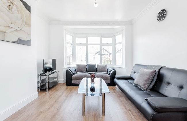 Charming 3-bed Apartment in Romford - Photo 7