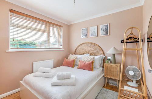 Guildford - 4 Bedroom House - Private Parking - Photo 11