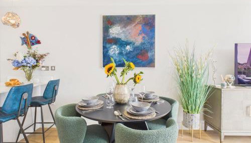 Skydeck at The Liner – Stylish 2-Bed / 2-Bath Top Floor with Panoramic Sea Views - Foto 2