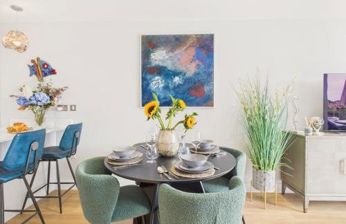 Skydeck at The Liner – Stylish 2-Bed / 2-Bath Top Floor with Panoramic Sea Views - Foto 2