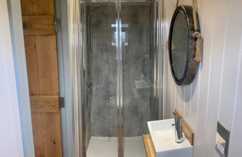 Springwood Shepherd Huts Glamping York - Photo 11