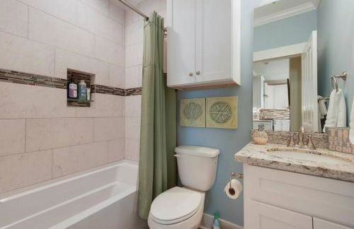 *Chic Beach Cottage Retreat* near Beach/downtown - Foto 27