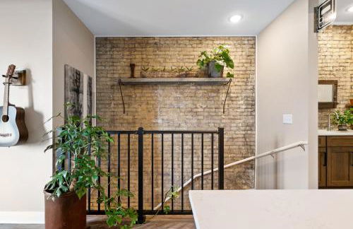 Bus Stop Sally in Historic Walker's Point MKE - Foto 32