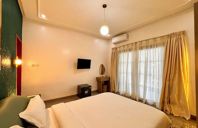 Lighthouse Signature Suites - Photo 37