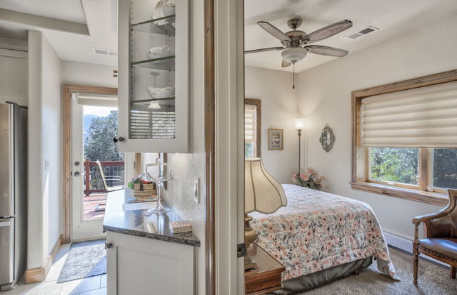 2brdowntown Occmountain Views & Grill - Photo 2