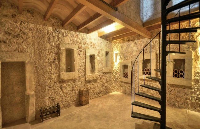 Exquisite Villa With Views - Photo 33