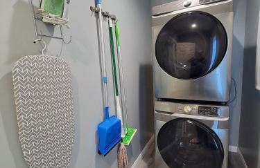 Spacious 3 bedroom unit with backyard and parking just 10 minutes from Rodeo Dr and attractions! - Photo 21