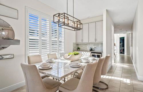 Epic Playhouse Getaway - Castle & Superhero Bunks Theater Private Pool No Rear Neighbors - Foto 35