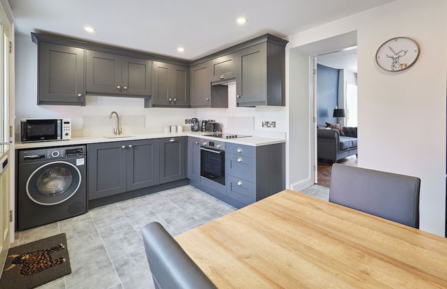 Host Stay Castle View Cottage - Photo 2