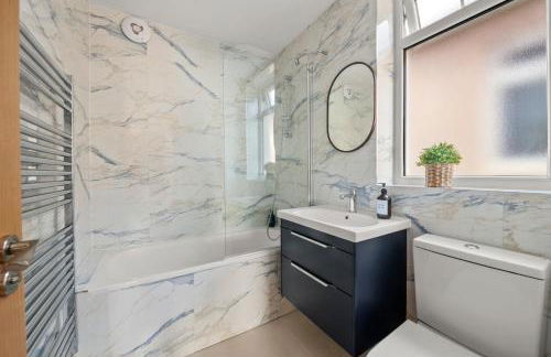 Stylish Flat I Sleeps 6 I With Parking - Photo 4