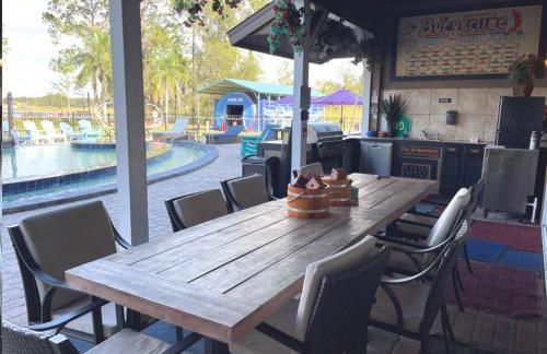 Lakefront Mansion on 10 Acres - Sleeps 15-45 - Foto 9