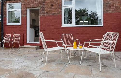 4 Bed Home sleeps 7 close to Cheshire Oaks Princes Rd - Photo 20