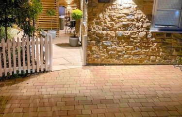 Tranquil retreat with hot tub - Photo 5