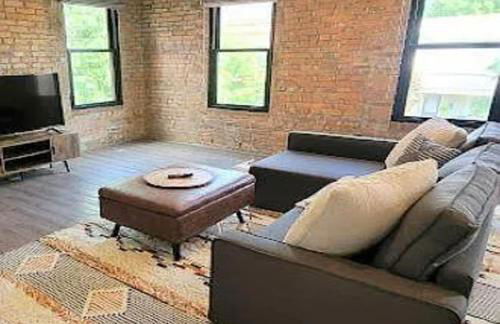 Jungle House Columbus Downtown Free Parking Sleeps 8 - Steps to Convention Center & Nationwide Arena - 2BR Short North Luxury Home - Over 5,800 Five Star Stays - Foto 1