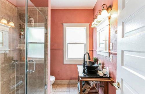 Beautiful Home Steps from the beach + Side Porch - Foto 21