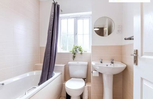 LONG STAYS 30pct OFF - Comfy 3 Bed House near City Centre - PS4 - PARKING By Klarok Short Lets & Serviced Accommodation - Photo 15