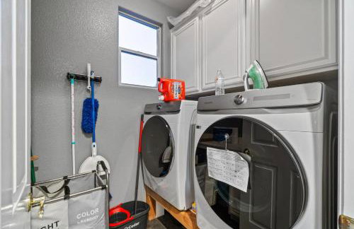 Entire Private Home with 5 Bedrooms 4 Bathrooms 3000 Sq ft Villa, Pool, Hot Tub, Nature, Garage, Winery, Available Now - Foto 18