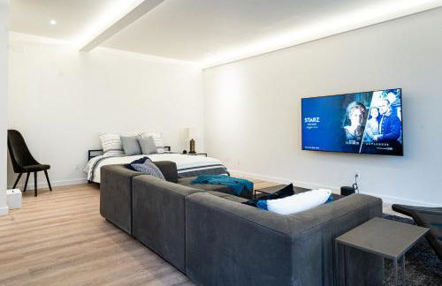 Large Modern Loft in Central Location - Photo 8