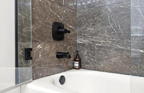 Unique Black Home in the Heart of Shelby Park - Foto 66