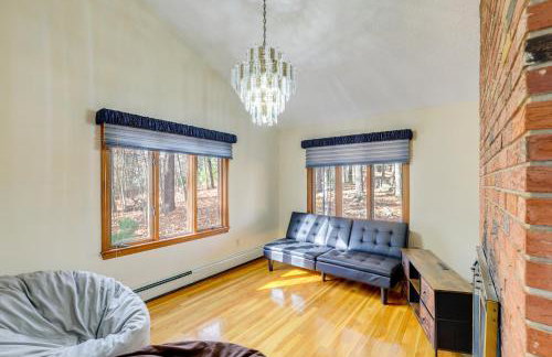 Peek-a-Boo Lake Views and Yard Windham Home - Foto 7