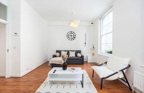 Spacious 1BR Steps from London Bridge & The Shard - Photo 1