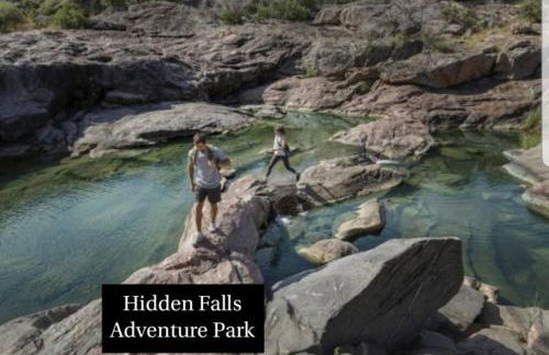 Entire 2br 2ba hilltop view home Sleeps 8 pets 4 acres Jacuzzi Central AC Kingbeds Office Free WiFi Parking Full Kitchen Refrigerator Washer Dryer Furnished Three 3 Large Sunset Dining Patios Grill Stovetop Oven Hiking Wildlife Firepit Quiet very Secluded - Foto 70