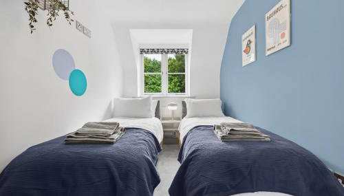 NEC Birmingham Airport Modern Village Retreat, Sleeps 7, Free Parking - Foto 5, wardrobe