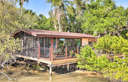 Riverfront Merritt Island Bungalow with Dock and Deck - Foto 16