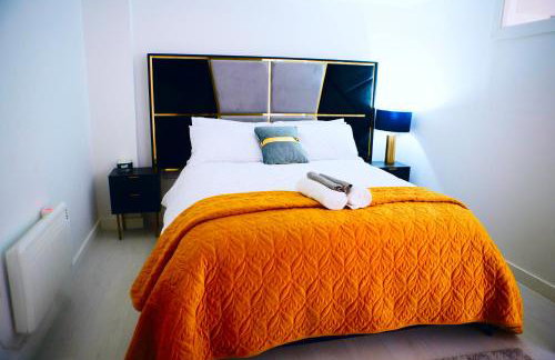 Perfect 1 Bed Apartment Sleeps 5 1 Kingsize bed 1 double Sofabed & Foldable Single bed Free Parking Wifi good transport network shopping Holiday Makers Families Contractors in North London - Photo 1