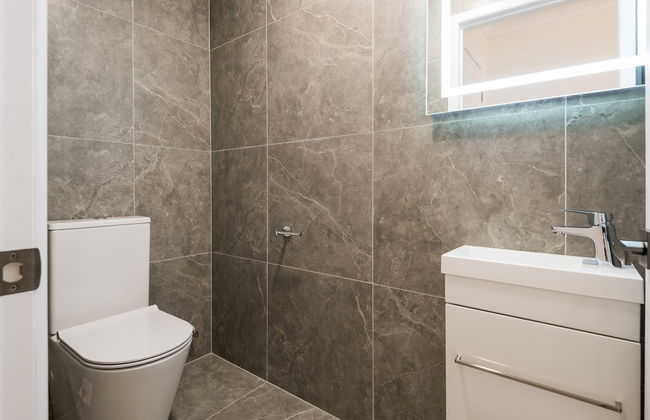 Brand New 5BR home with view of the sea - Photo 43