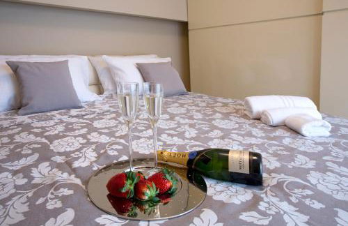 State of the art home suite with 180 degree panoramic lake view, pool and spa sleeping up to 10 guests by Italian Apartments - Foto 28