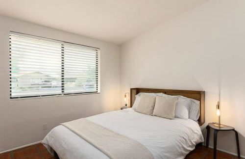 Stylish Mid-Century Oasis with Pool - Foto 41