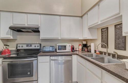 LT Stay Discounts! Cozy 2 BR Apt - Pet Friendly! - Foto 6