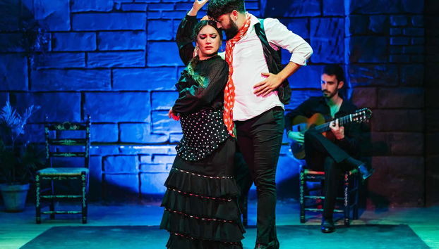 Una pareja de bailaores de flamenco