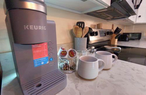 King Bed - Hot Tub, 3 Queens, Home away from home - Foto 11