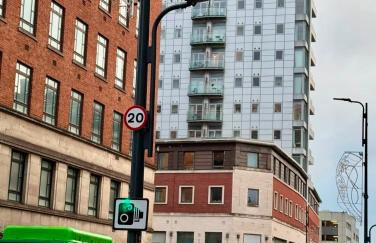 Award Winner of 2026 &2025 traveller & Best guest rated apartment, two bedroom, #1 Leeds city centres most central location, Great 180 degree views,balcony , PARKING onsite, Netflix & WiFi - Foto 71