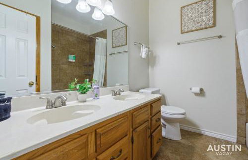 Modern Haven with King Suite and Impeccable Location - Foto 26