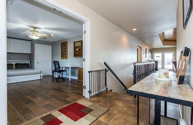 Waterfront 5 BR w/ Hot Tub Sleeps 13! - Foto 32