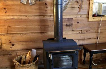 Romantic Log Cabin with Hot Tub near Cherokee National Forest, Tennessee - Foto 10